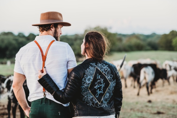 Un couple dans les champs