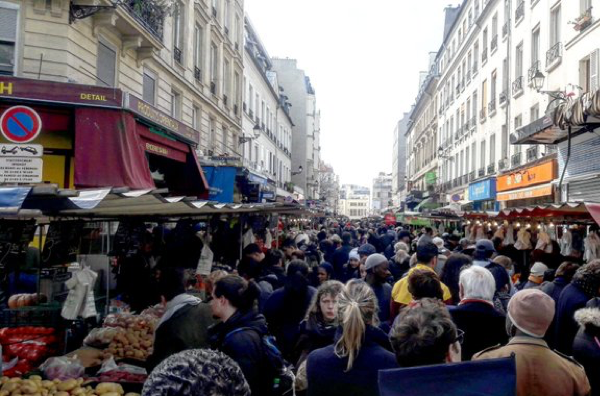 Le marché Aligre bondé à Paris