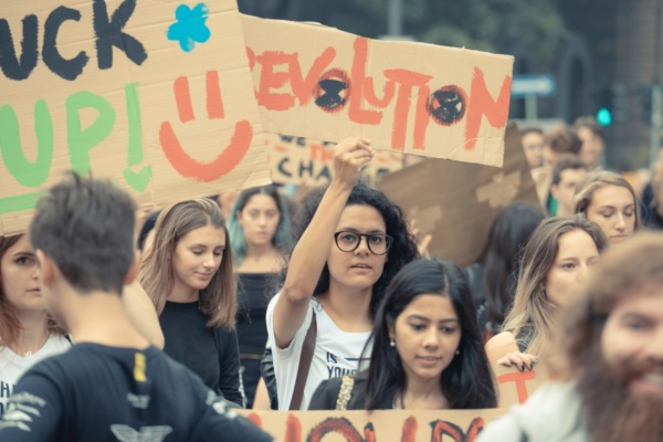 Des filles manifestent