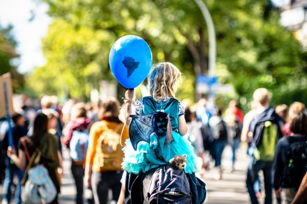 Une femme Une femme manifeste pour la terre