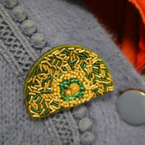 Atelier de broderie au fil d&rsquo;or – broche.